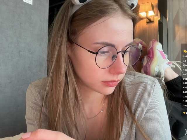  -VikkiL0vesCheese- chat room