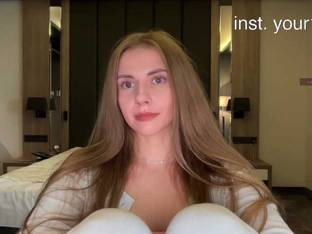Chat with VikkiExtraCheese live cam
