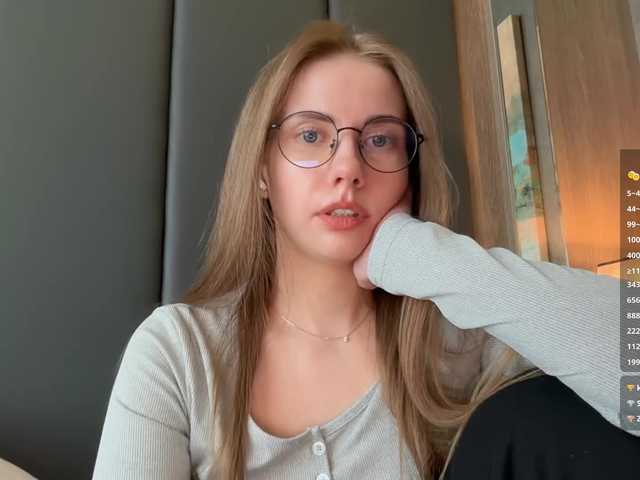  -VikkiL0vesCheese- chat room