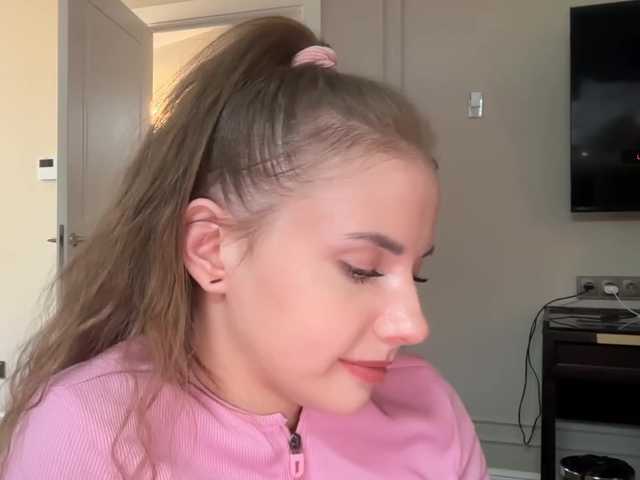 -VikkiL0vesCheese-'s BongaCams show and profile