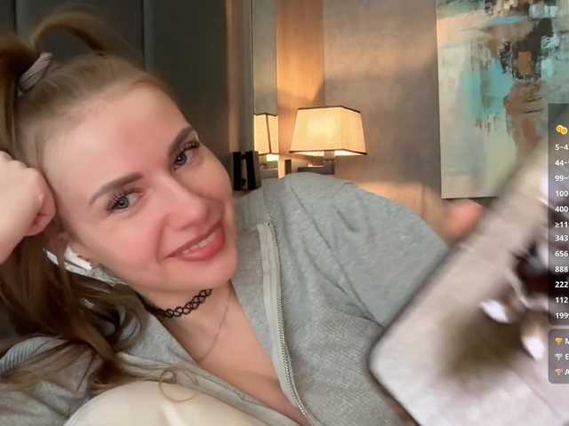 -VikkiL0vesCheese-'s BongaCams profile