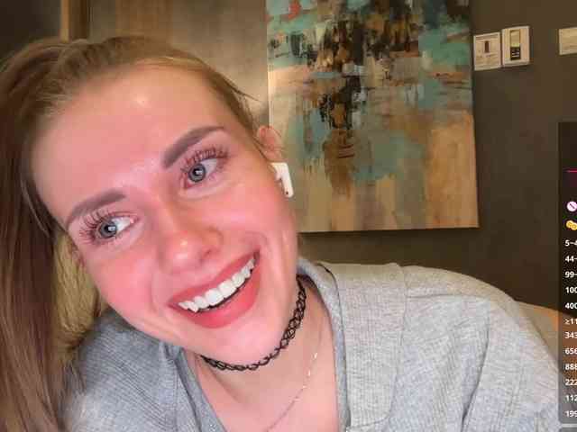 -VikkiL0vesCheese- live show