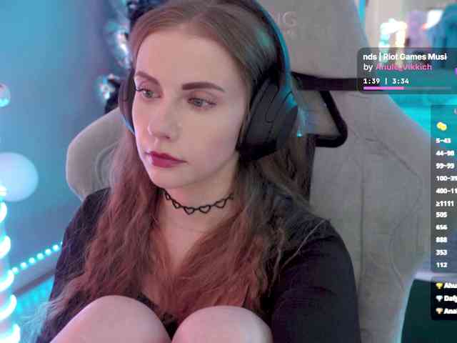 -VikkiL0vesChees... Live Webcam on BongaCams