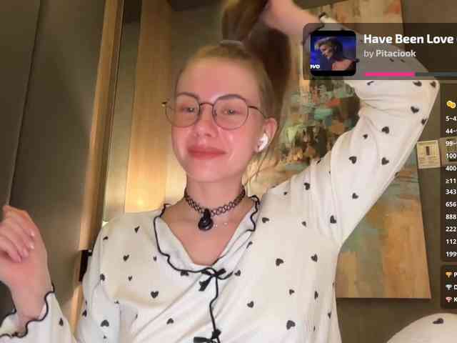 VikkiExtraCheese webcam