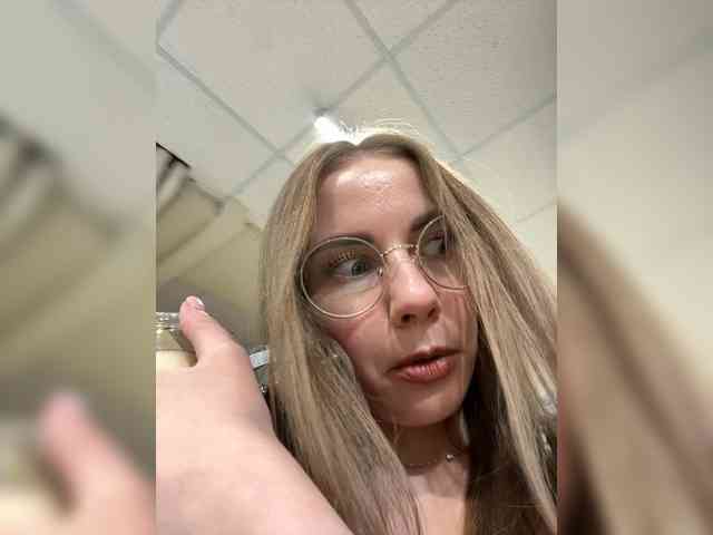 VikkiExtraCheese webcam
