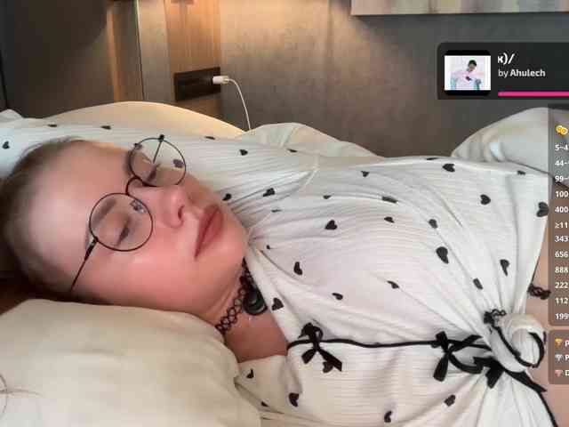 VikkiExtraCheese webcam