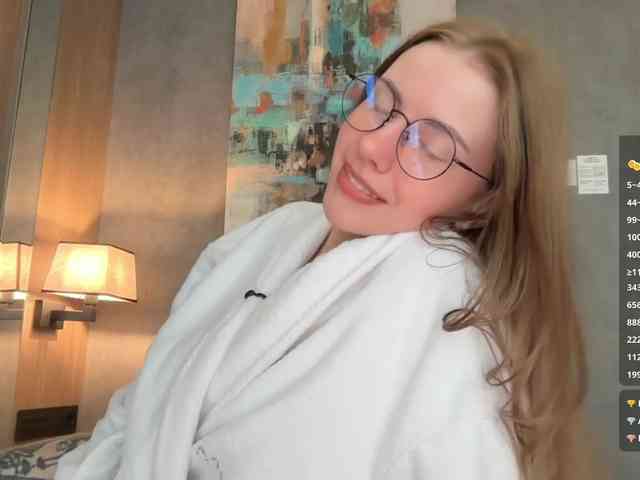 -VikkiL0vesCheese- live show