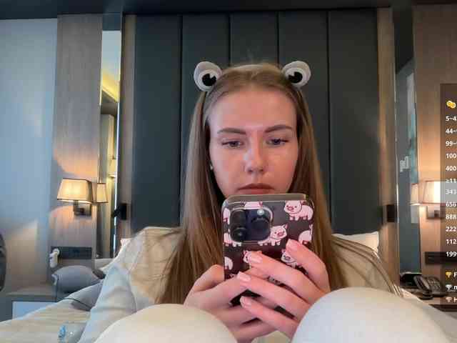 VikkiExtraCheese webcam