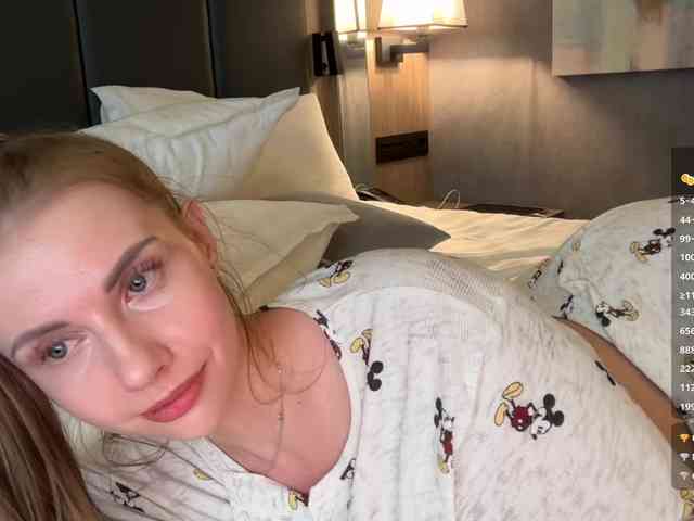 VikkiExtraCheese webcam