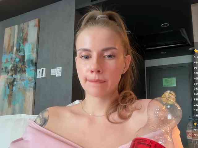 VikkiExtraCheese webcam