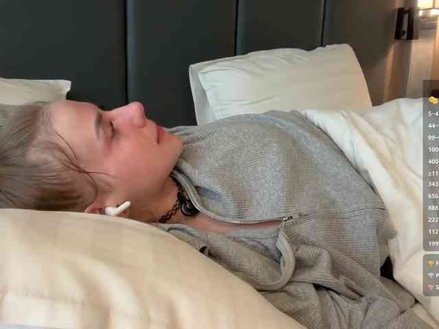 VikkiExtraCheese webcam