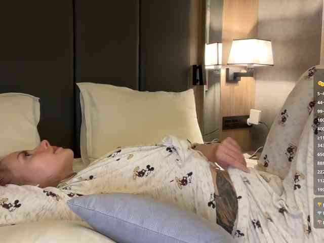 VikkiExtraCheese webcam