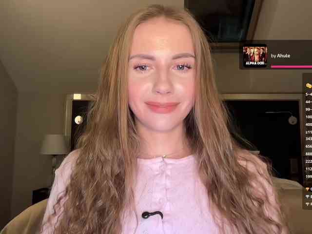 VikkiExtraCheese webcam