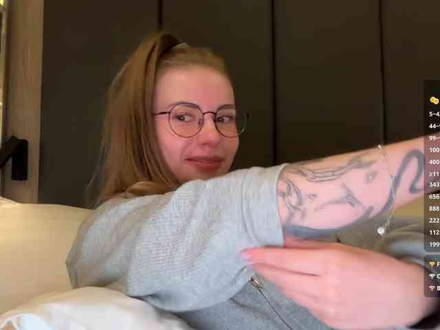 VikkiExtraCheese webcam