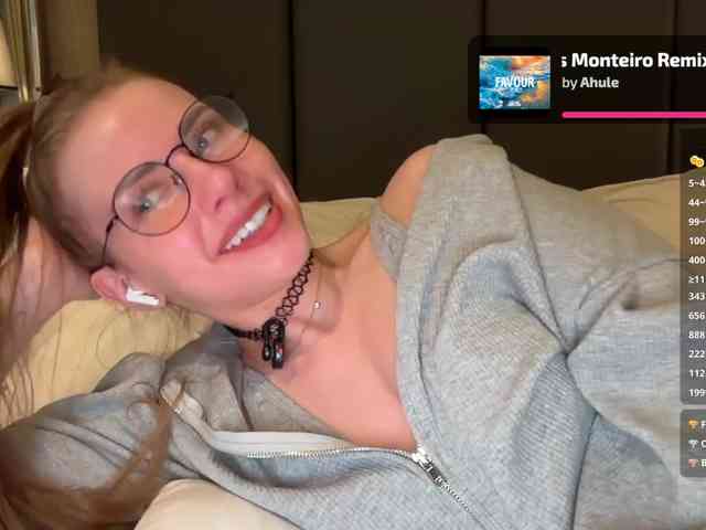 VikkiExtraCheese webcam