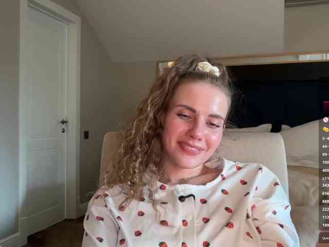 VikkiExtraCheese webcam