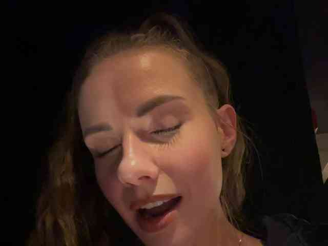 VikkiExtraCheese webcam