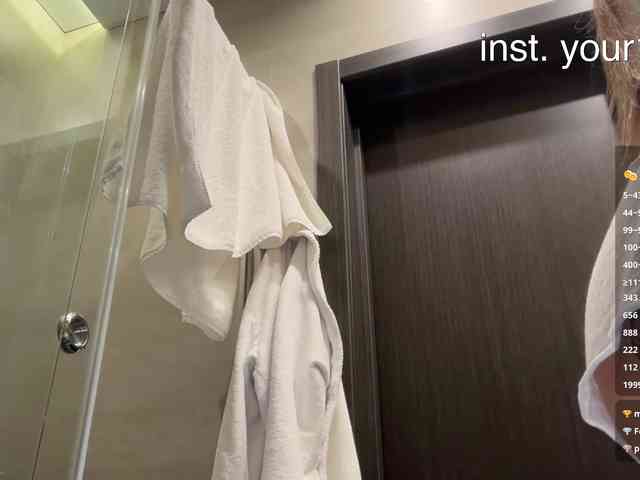 Model: VikkiExtraCheese