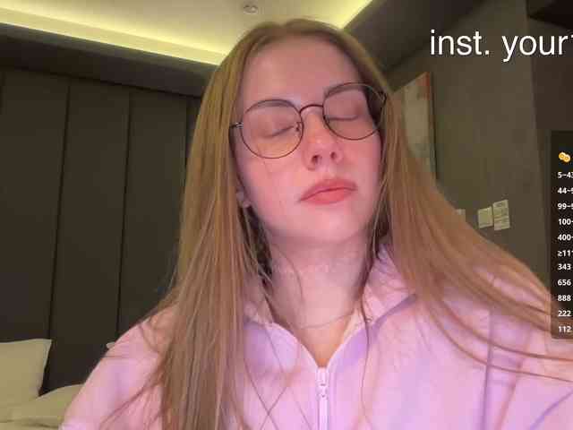 Model: VikkiExtraCheese