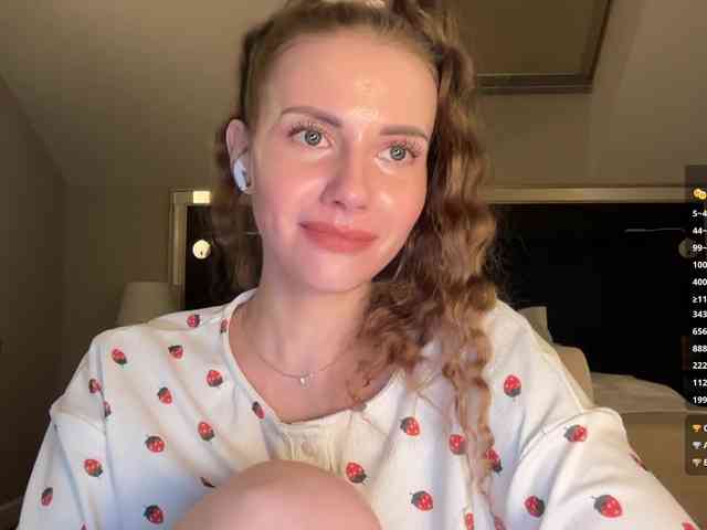 VikkiExtraCheese webcam