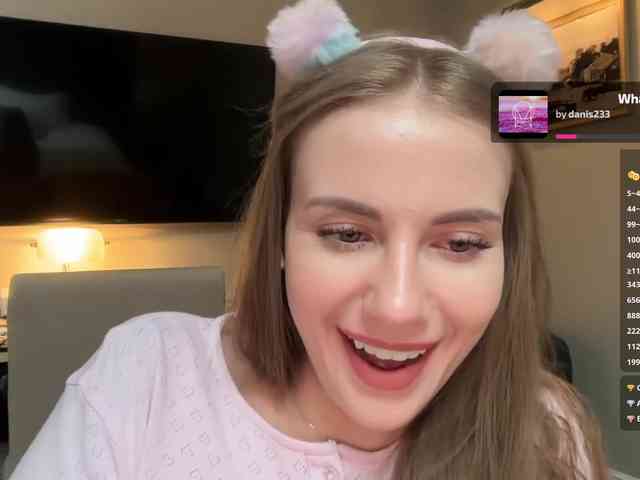 VikkiExtraCheese webcam