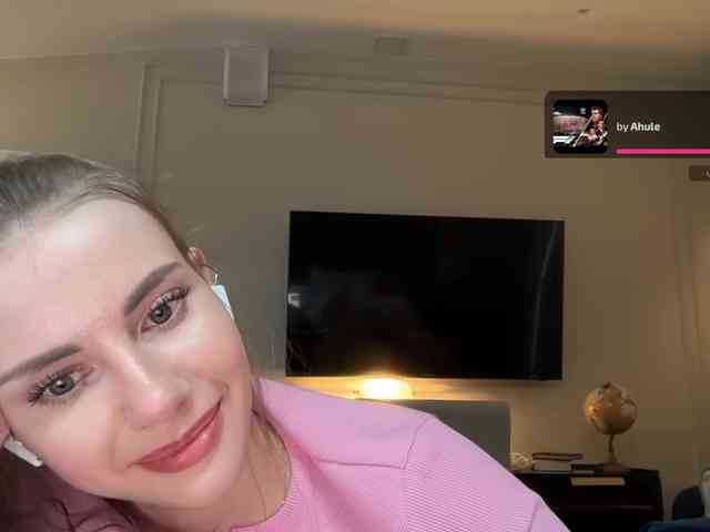 VikkiExtraCheese webcam