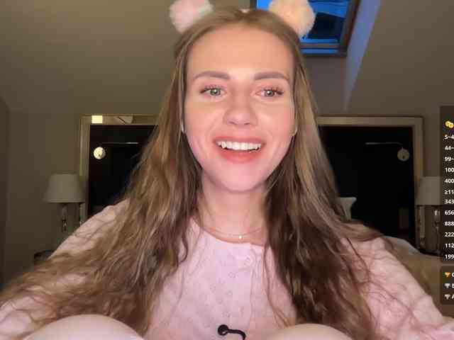 VikkiExtraCheese webcam