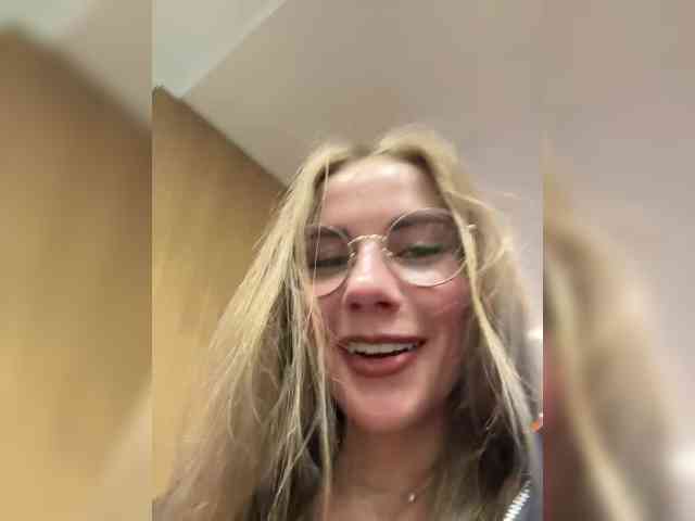 Модель: VikkiExtraCheese