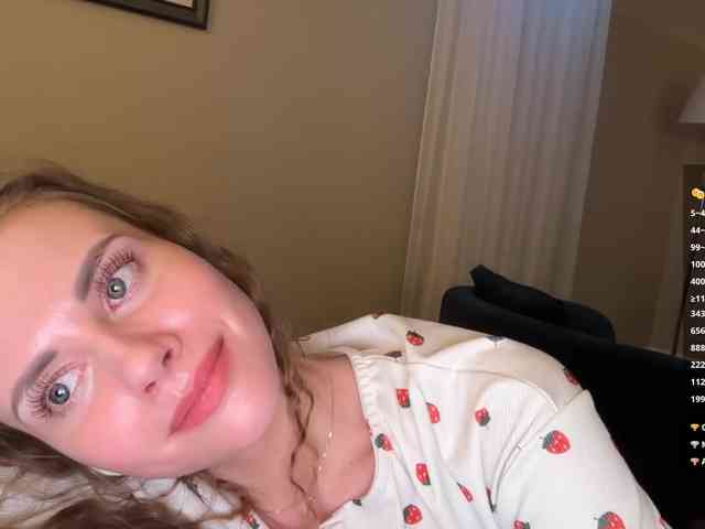 VikkiExtraCheese webcam