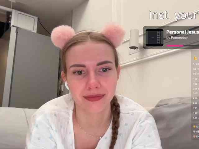 vikkiextracheese's live room