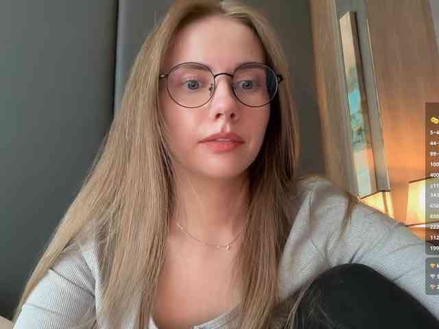 -VikkiL0vesCheese- live show