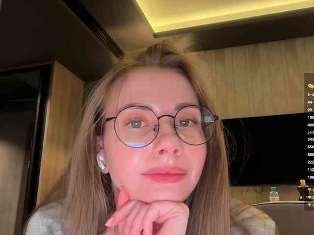 VikkiExtraCheese webcam