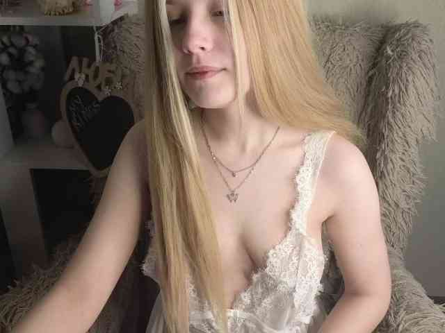 plushsara live female cam on bongacams