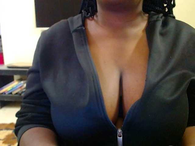 le modèle Dalia70 est en webcam porno dans un show sur le site bongacams, il possède les tags suivants: Ebony,Brunette,Trimmed