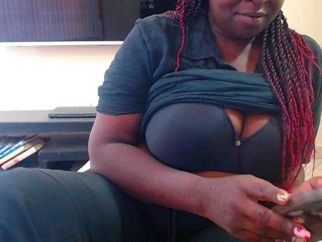le modèle Dalia70 est en webcam porno dans un show sur le site bongacams, il possède les tags suivants: Ebony,Brunette,Trimmed