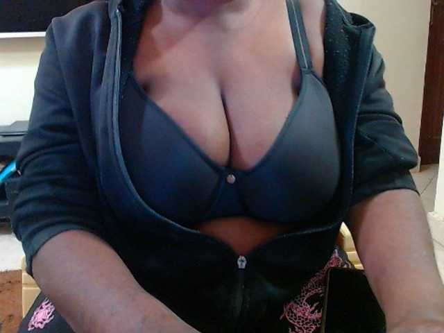 Dalia70 — live female cam