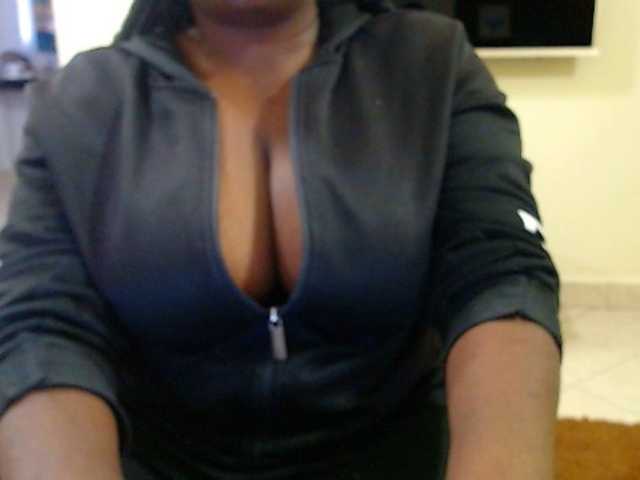 le modèle Dalia70 est en webcam porno dans un show sur le site bongacams, il possède les tags suivants: Ebony,Brunette,Trimmed