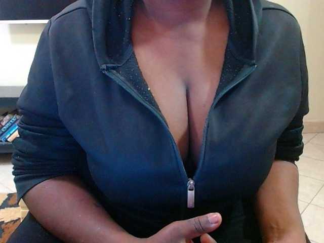 le modèle Dalia70 est en webcam porno dans un show sur le site bongacams, il possède les tags suivants: Ebony,Brunette,Trimmed