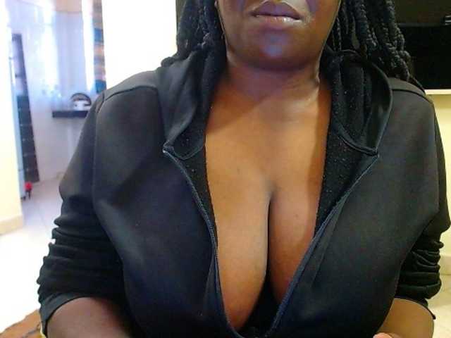 le modèle Dalia70 est en webcam porno dans un show sur le site bongacams, il possède les tags suivants: Ebony,Brunette,Trimmed