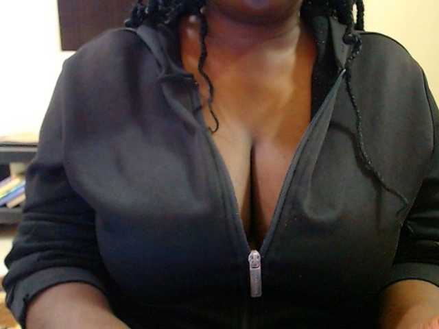 le modèle Dalia70 est en webcam porno dans un show sur le site bongacams, il possède les tags suivants: Ebony,Brunette,Trimmed