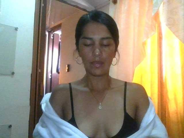 JuanaBrunette live cam on BongaCams