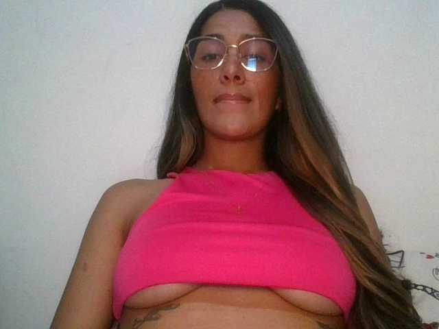 le modèle JuanaBrunette est en webcam porno dans un show sur le site bongacams, il possède les tags suivants: Latino/Hispanic,Brunette,Hairy