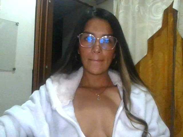 JuanaBrunette live cam on BongaCams