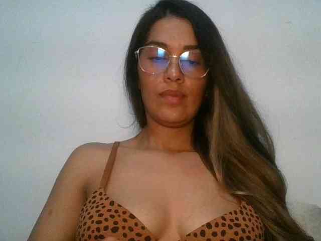 JuanaBrunette webcam