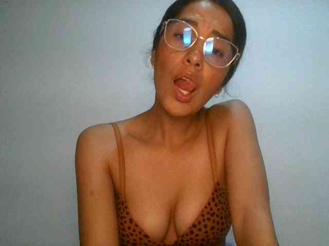 JuanaBrunette webcam