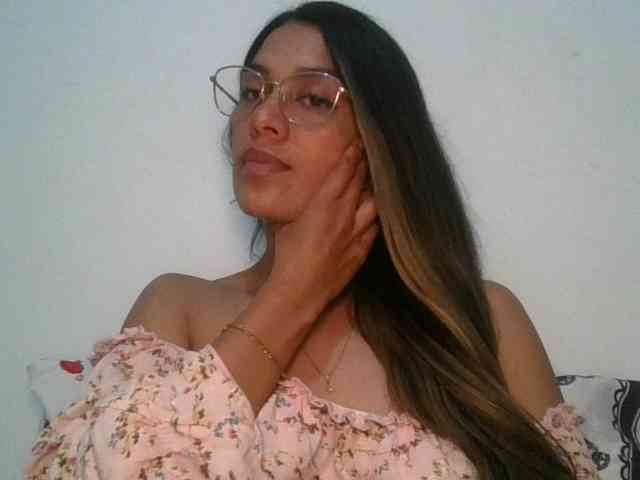 JuanaBrunette webcam