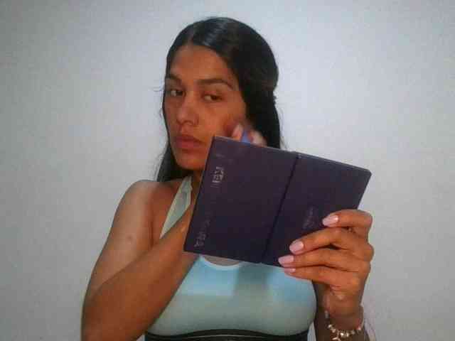 JuanaBrunette webcam