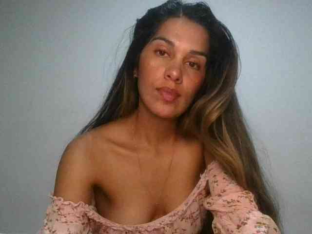 JuanaBrunette webcam