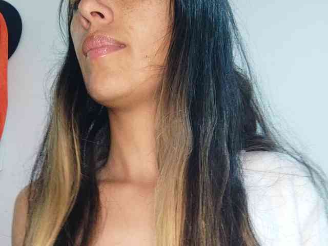 JuanaBrunette webcam