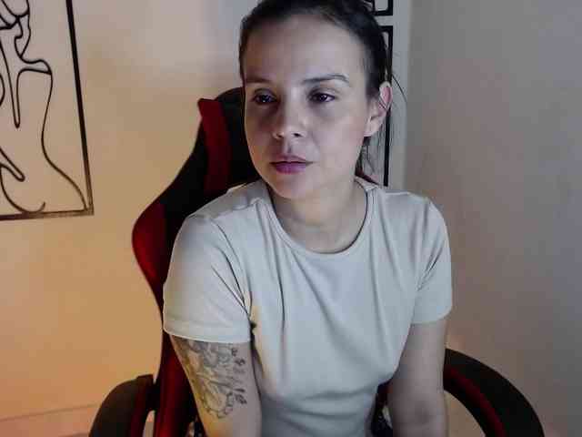 MiaRobinn webcam